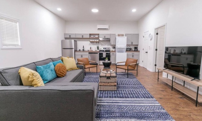 Columbia House | Cottage Near Downtown Columbia!