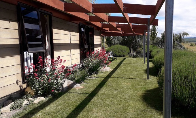 Omarama Cottage | Cottage next to Alps to Ocean Cycle trail at Lake Benmore