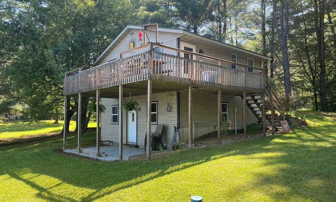 Evart Cottage | cottage on a lake (3 bedrooms and 2 bathrooms)