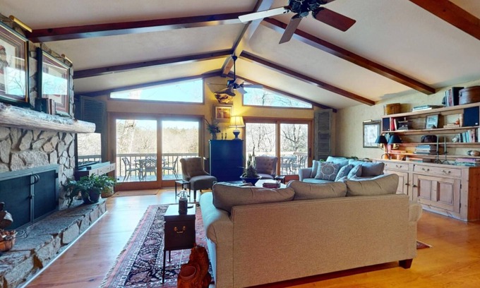 Highlands Cabin | Cottage on Homer Potts | Charming Cottage with Chef`s Dream Kitchen