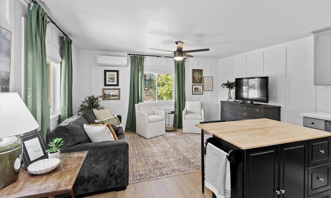 Loomis Cottage | Cottage on King: Stylish and comfortable in the country!
