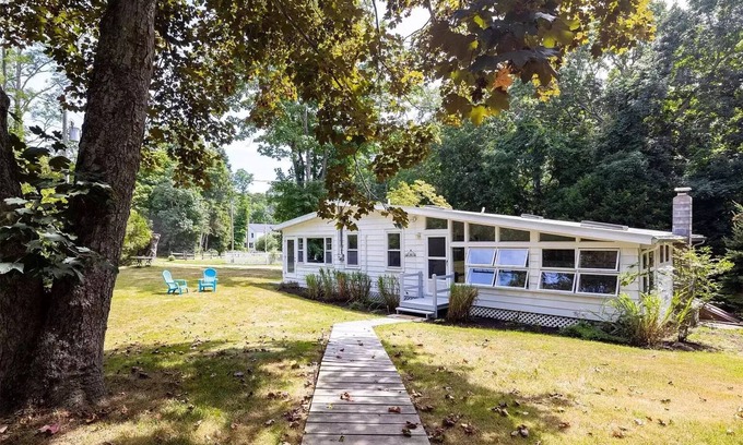 Southold Cottage | Cottage on private road and 5-min walk to beach