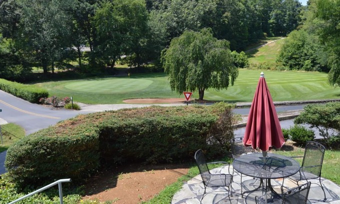 Waynesville Cottage | Cottage on the Greens- 2/2 home overlooking #2 green of Blue Ridge course at WCC. A/C, internet