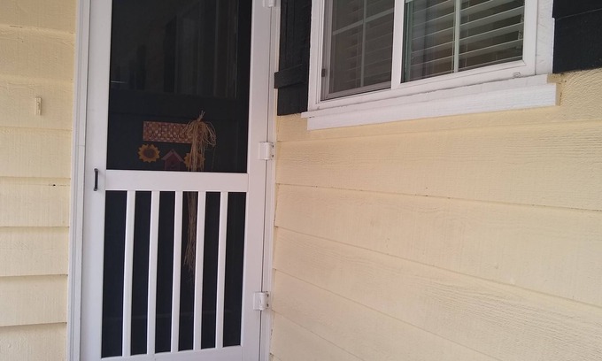 Post Falls House | Cottage On The Rocks is a spacious, family friendly home near the Spokane River
