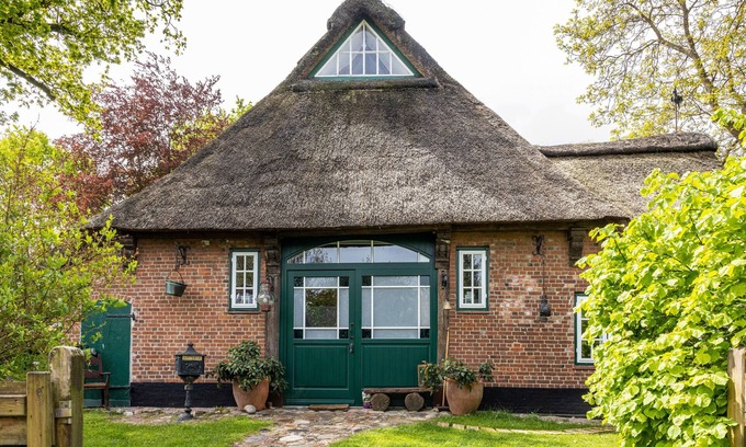 Kuden Cottage | Cottage 'Reetdachhaus Bischoff' with Private Terrace, Private Garden and Wi-Fi