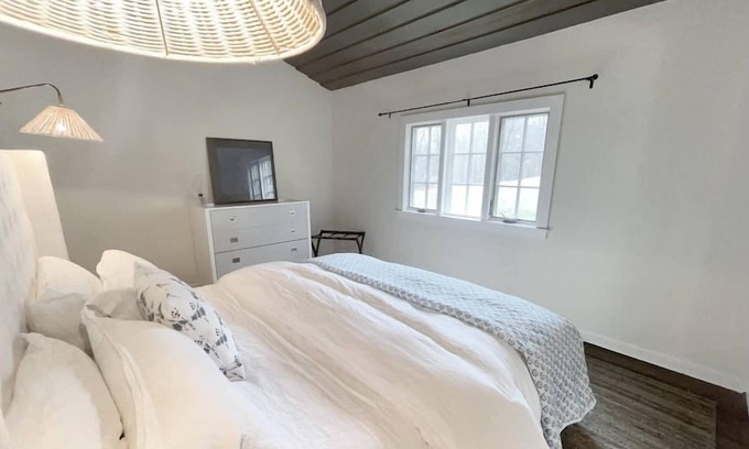 West Cornwall Cottage | Cottage Retreat - Historic Cottage Home w Home Gym