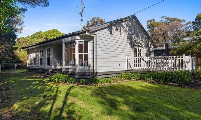 Cowes Cottage | Cottage style weatherboard house 5 min walk to Red rocks Beach.