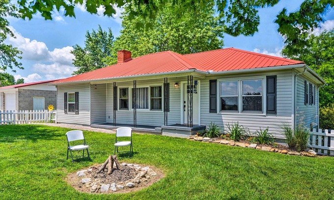Byrdstown Cottage | Cottage w/Deck & BBQ: 2 Mi to Dale Hollow Lake!