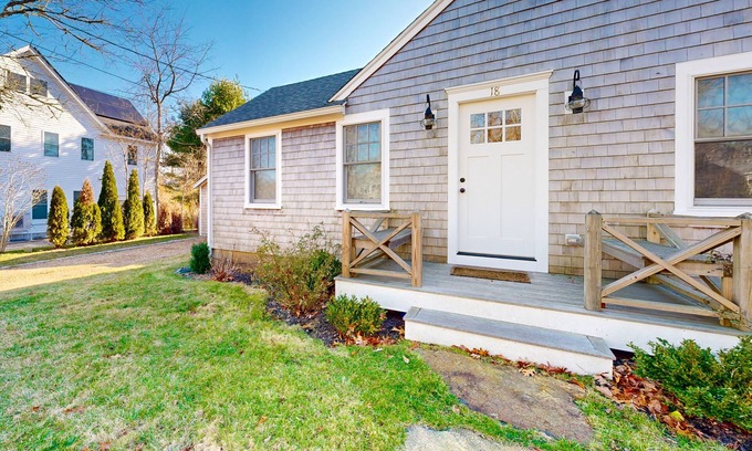 Vineyard Haven House | Cottage w/water views from front yard, central ac & fireplace