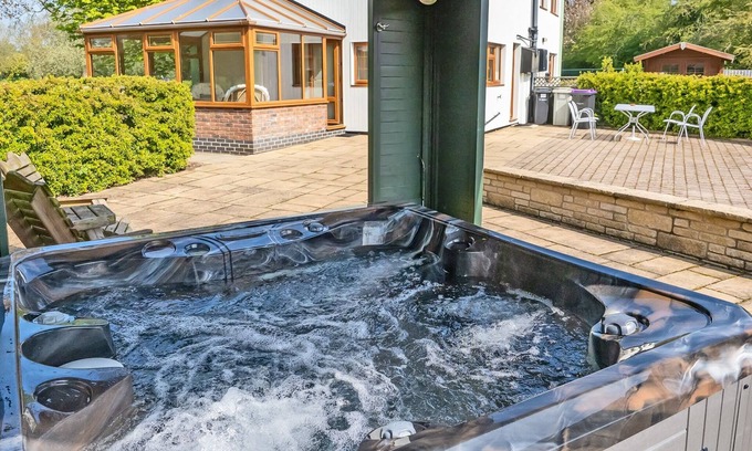 Alford Cottage | Cottage with one double with ensuite shower and one twin.
