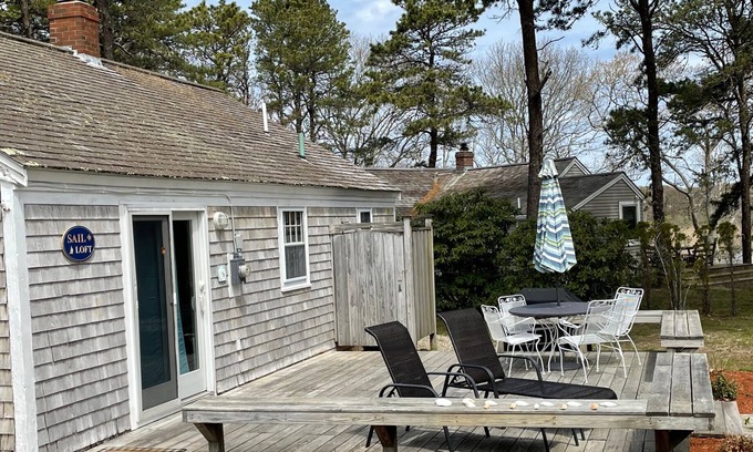 Hyannis Port Cottage | Cottage with private beach in Hyannis Port