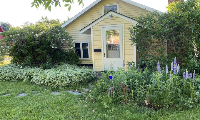 Shelburne Cottage | Cottontail Cottage with SAUNA and Fireplace