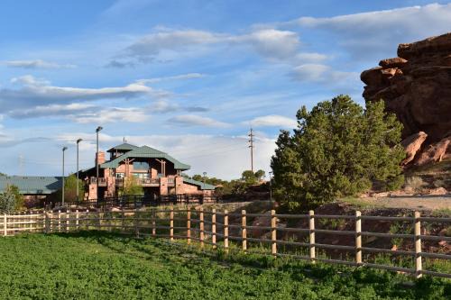 Torrey Hotel | Cougar Ridge Resort