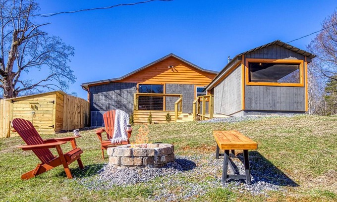 Kodak Cabin | Country Cabin Fence Area for Dogs Hot Tub Games