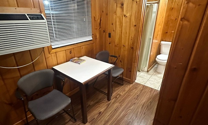 Quincy Hotel | Country Cabin Motel