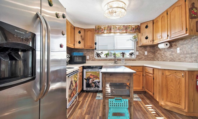 Mishawaka House | Country Charm on Clover Road/nKing Bed-Pet Friendly
