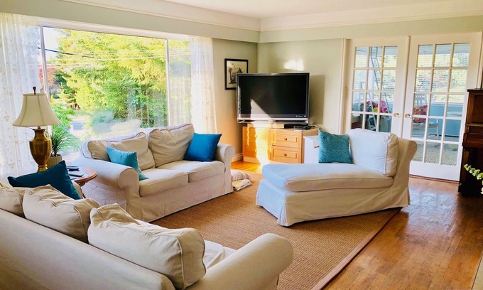 Central Saanich House | Country Charm with flowers, beaches and mountains near Butchart Gardens