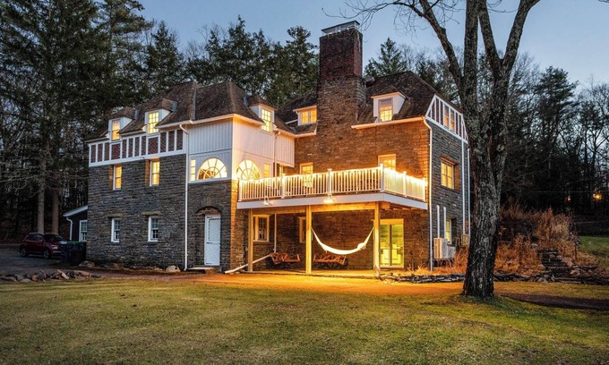 Mount Marion House | Country Charm with Modern Comfort in Saugertiesn