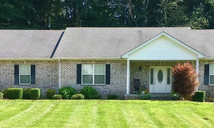 Pleasant View House | Country Chic- 4 BR Home-Quiet Country Road