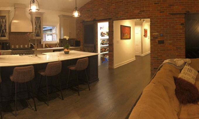 Hurstbourne House | Country Club Designer Home with Gym— Perfect for Derby & ISCO