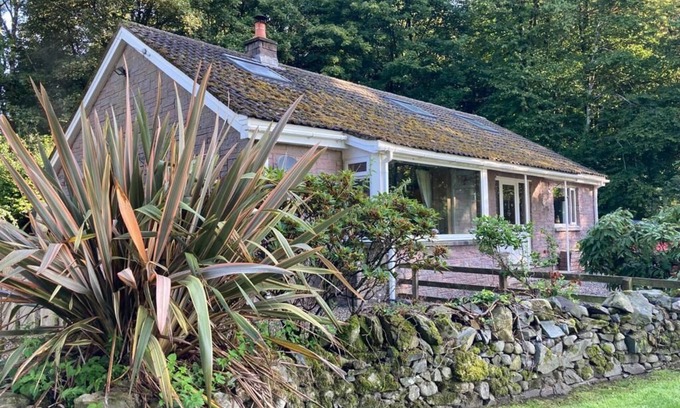 Thornhill Cottage | Country Cottage Sleeps 6 w/Hot Tub & Dog-Friendly
