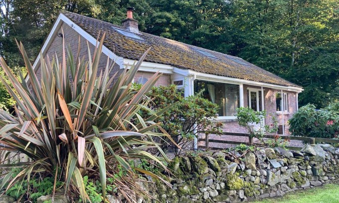 Thornhill House | Country Cottage Sleeps 6 w Hot Tub & Dog-Friendly