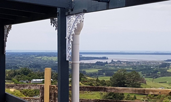 Katikati Cottage | Country Cottage with stunning view of the Tauranga Harbour and Pacific Ocean.