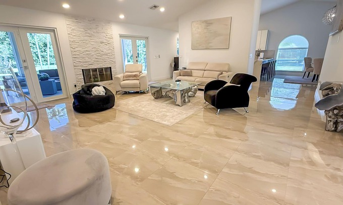 Lake Worth House | COUNTRY ESTATE IN QUIET UPSCALE COMMUNITY