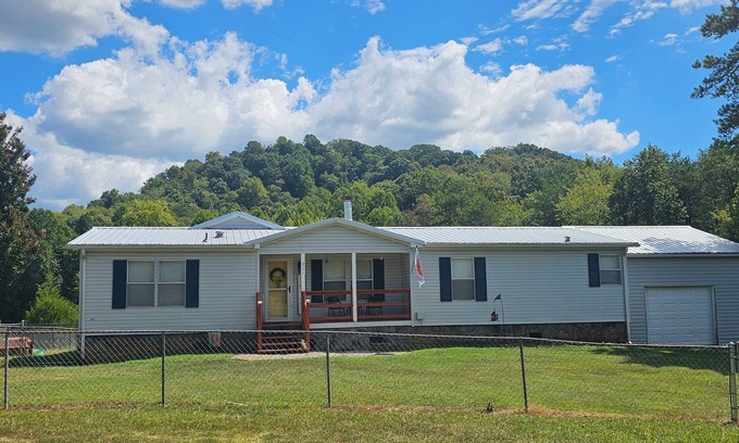 Madisonville House | Country farm home get-away! Family and pet friendly. 3 bed 2 bath. Sleeps 8