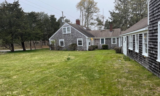 West Tisbury House | Country Farmhouse, Old Vineyard charm, New Amenities, Central AC, 2 King beds.