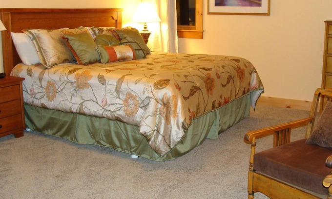 Lexington Cabin | Country Garden King Suite at Heartstone Lodge