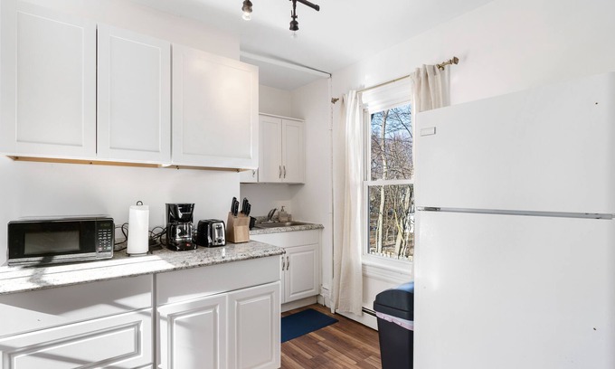 Poughkeepsie House | Country Getaway| Free parking | Centrally Located