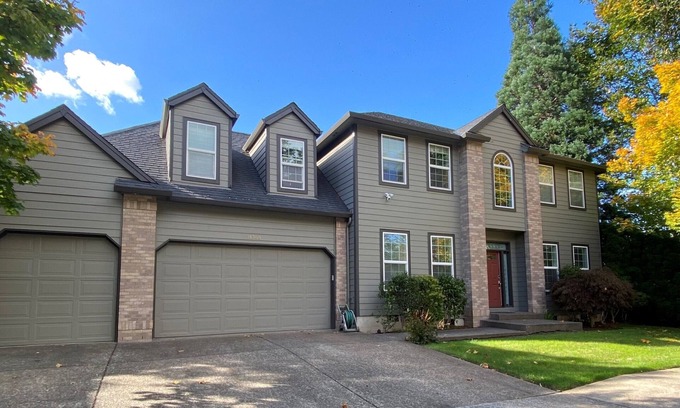 Cedar Hills House | Country Home City Center 3400 sqft 6 bds at Nike Intel 1st floor bedroom 15% off