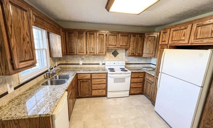 Scottsboro House | Country Home on 40 tranquil acres.
