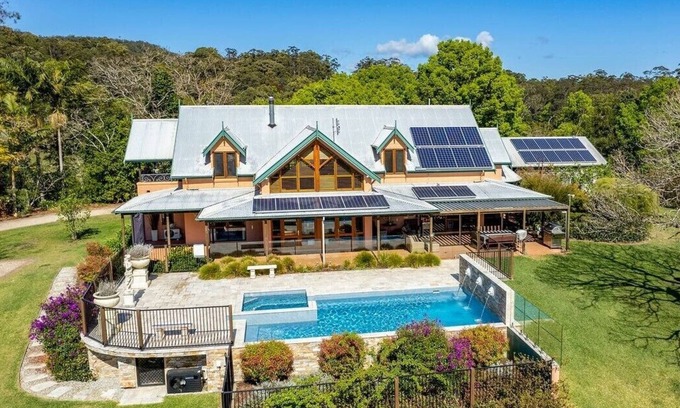 Fernmount House | Country home. Resort facilities. Private with views and pool.