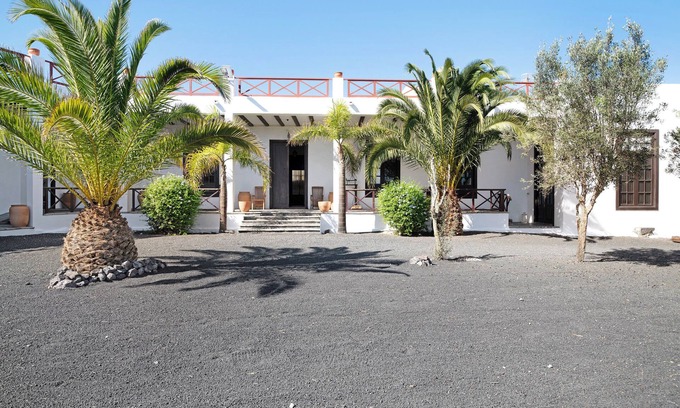 La Vegueta House | Country House 'Finca Emblemática - Nº3 Liria' with Mountain Views, Shared Pool and Wi-Fi