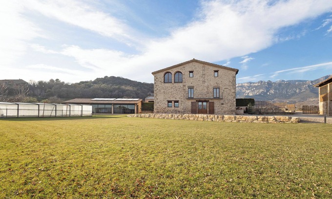 Berga House | Country House 'La Creu De La Pinya' with Mountain View, Wi-Fi and Air Conditioning