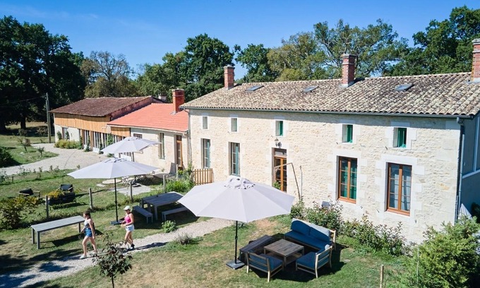 Naujac-Sur-Mer Villa | Country House "Longère en Pierres, au Bord du Lac" with Lake View, Shared Pool & Wi-Fi