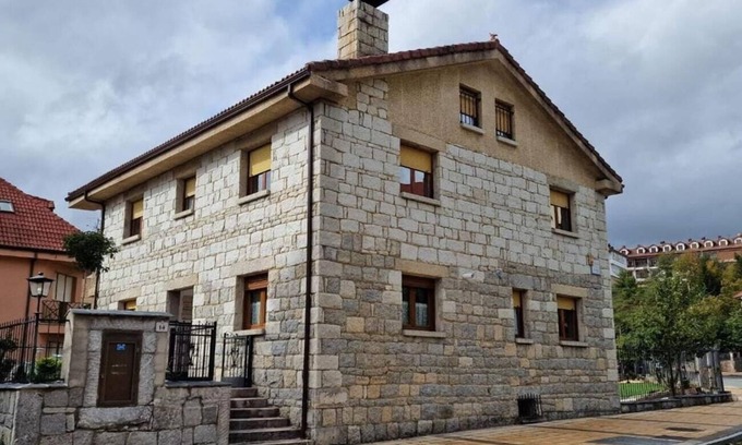 Riano House | Country House 'Los Kukos' with Lake View, Shared Terrace and Wi-Fi
