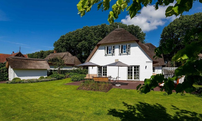 Nieblum House | Country house under the linden trees