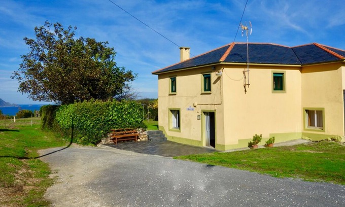 Ortigueira House | Country house with large garden, ocean views and a 5 minute walk to the beach!