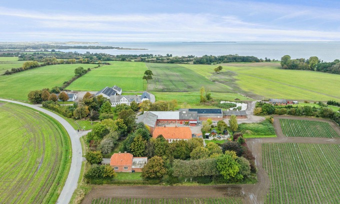 Skovbyballe House | Country idyll with wilderness bath and sauna.