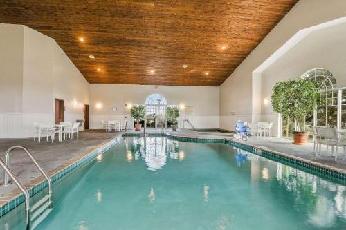 Ashwaubenon Hotel | Country Inn & Suites by Radisson, Green Bay, WI