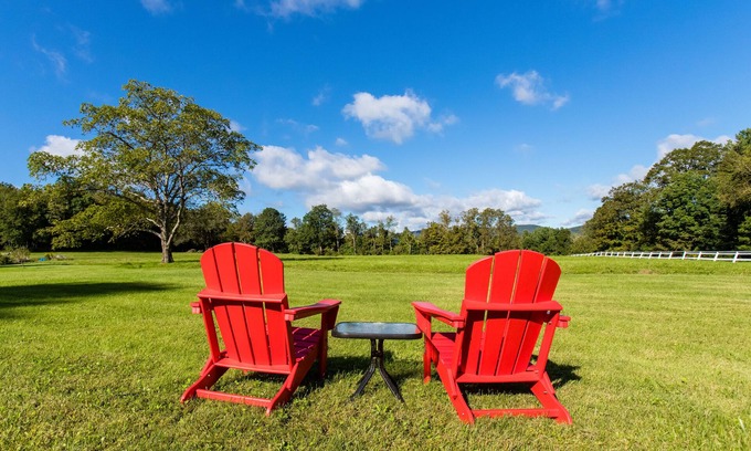 Pittsfield House | Country Living just minutes from Everything!