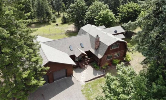 Hayden Cabin | Country lodge 15 min. from all your needs!