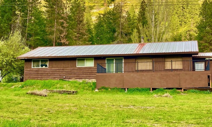 Leavenworth House | Country Mountain Farmhouse Work Remote Monthly near Quiet Leavenworth Forest