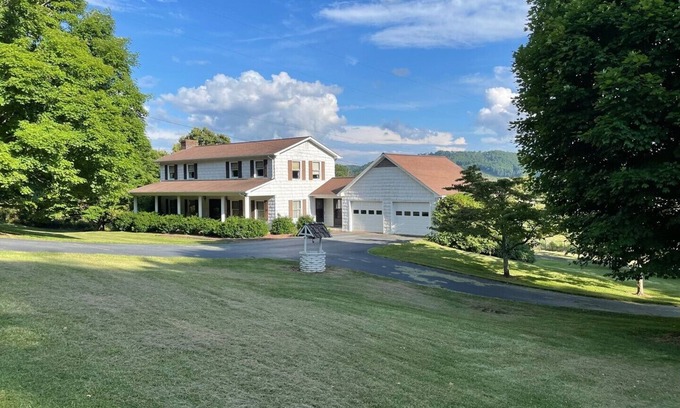 West Jefferson House | Country Mountain Home-lovely views,WIFI,close to Downtown West Jefferson