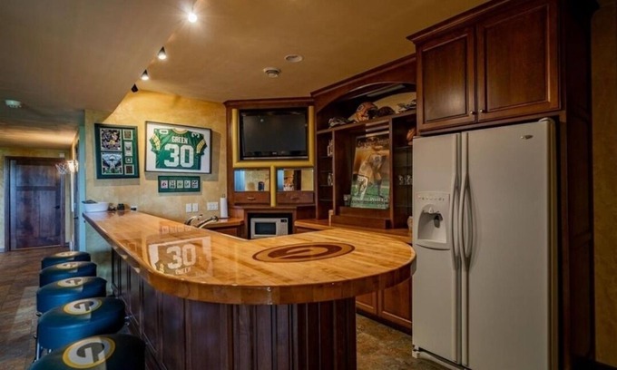 Winneconne House | Country Oasis w/heated pool and hot tub