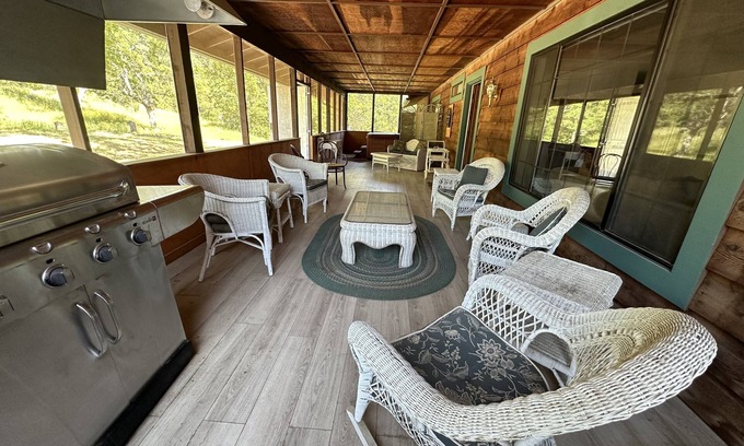 Squaw Valley House | Country Retreat, 23 mi. Entrance Kings Canyon NP, Ideal Remote Work, EV Charger