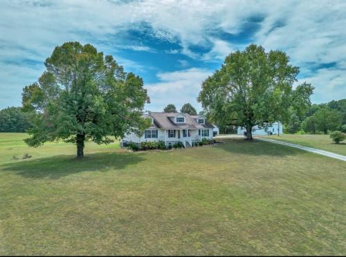 McEwen House | Country Retreat on 20 Acres in Dickson with Hot Tub